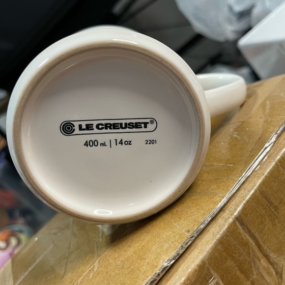 "Dune" 12 Oz LE CREUSET 4" Tall Mug NWT Stoneware Coffee Cup Almond - Picture 4 of 4